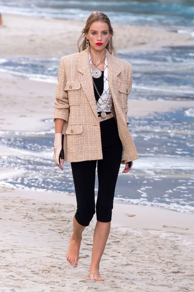 Look 3
